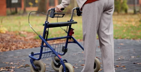 hodalica za stare osobe i invalide