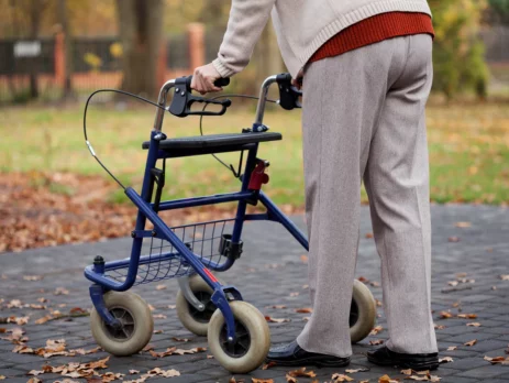 hodalica za stare osobe i invalide